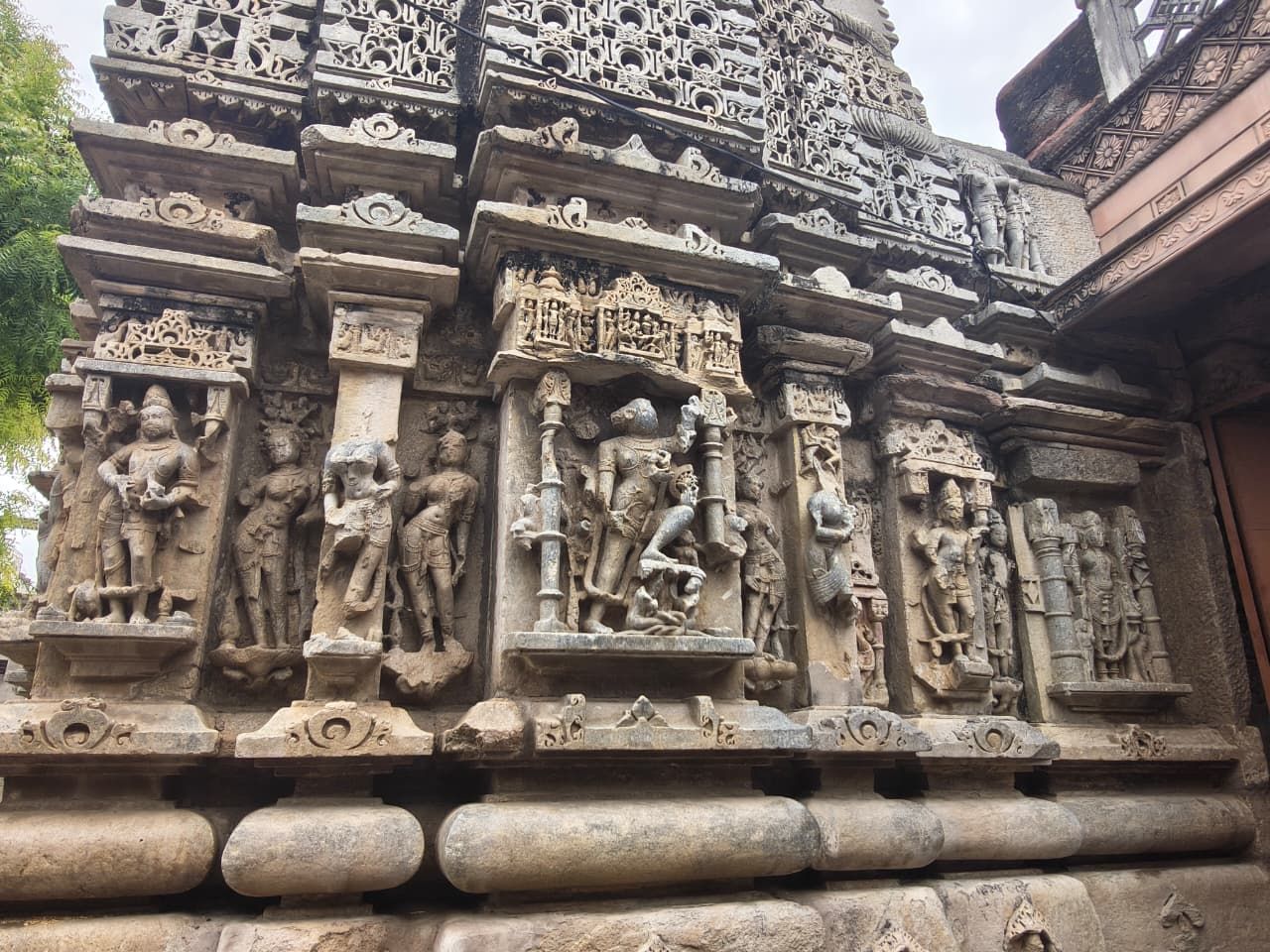 खंडित पाषाण मूर्ति १