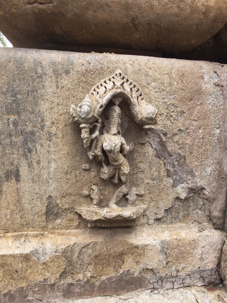 खंडित पाषाण मूर्ति २