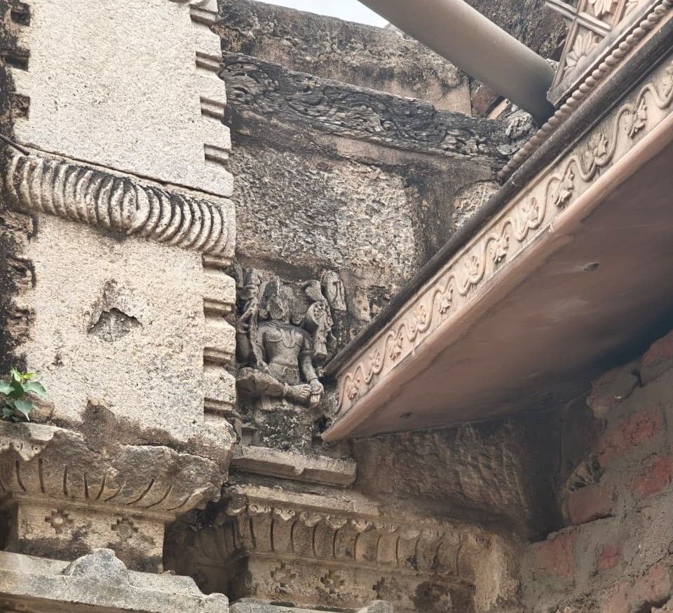 खंडित पाषाण मूर्ति ४