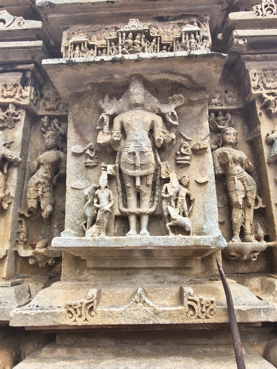 मुख्य मंदिर के पीछे विष्णु प्रतिमा