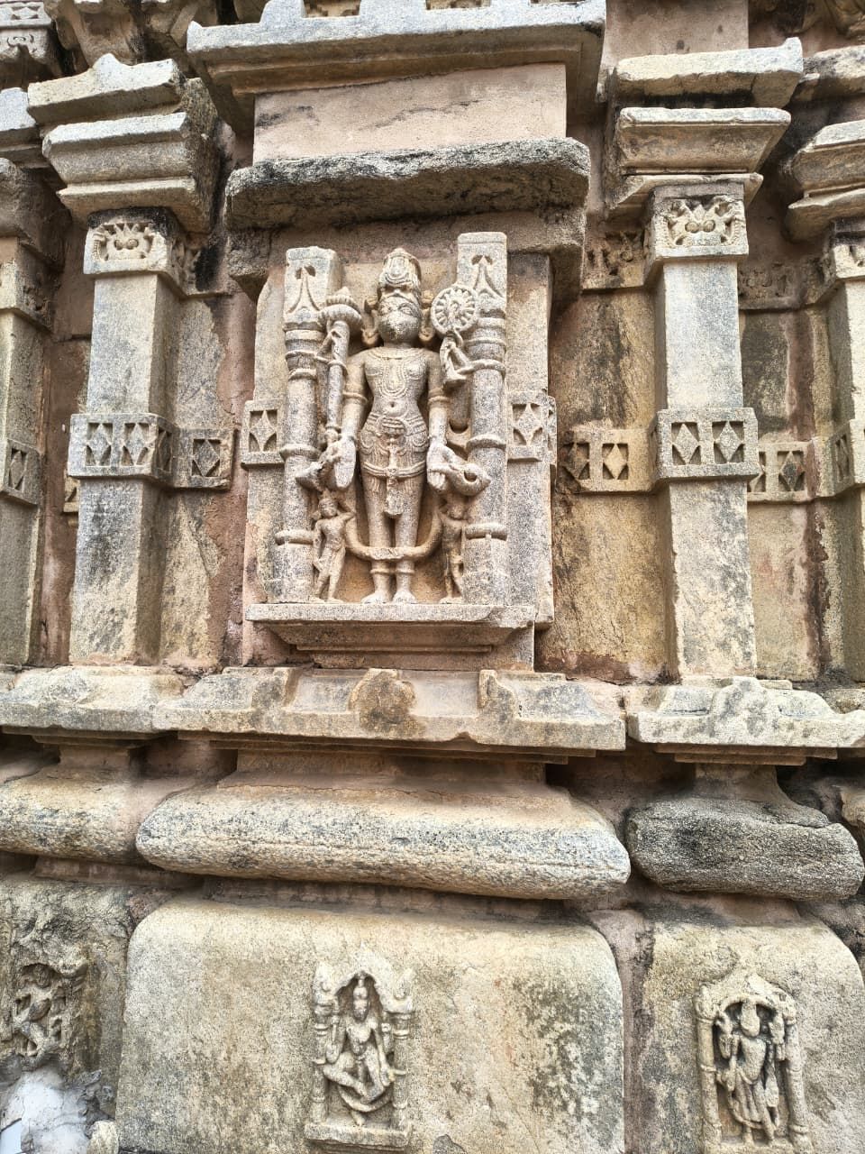 राधा नागर के पीछे विष्णु प्रतिमा