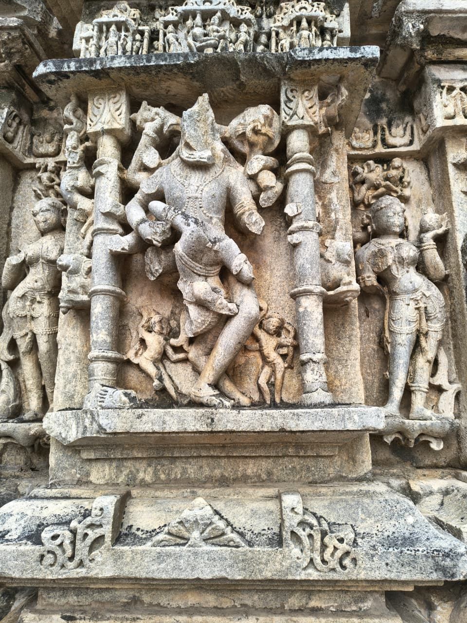 शिव मंदिर के पीछे नरसिंह अवतार