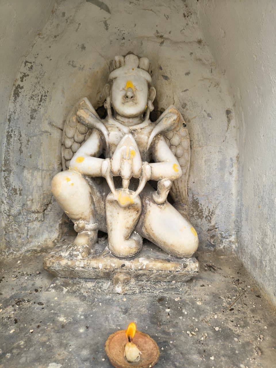 मुख्य द्वार पर गरुड़ प्रतिमा