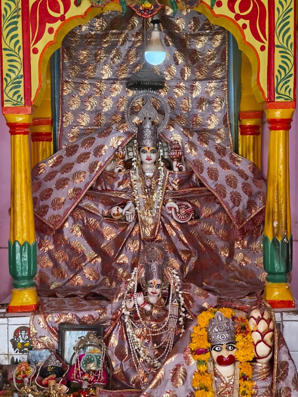 भगवान नारायण की मूल चतुर्भुज प्रतिमा